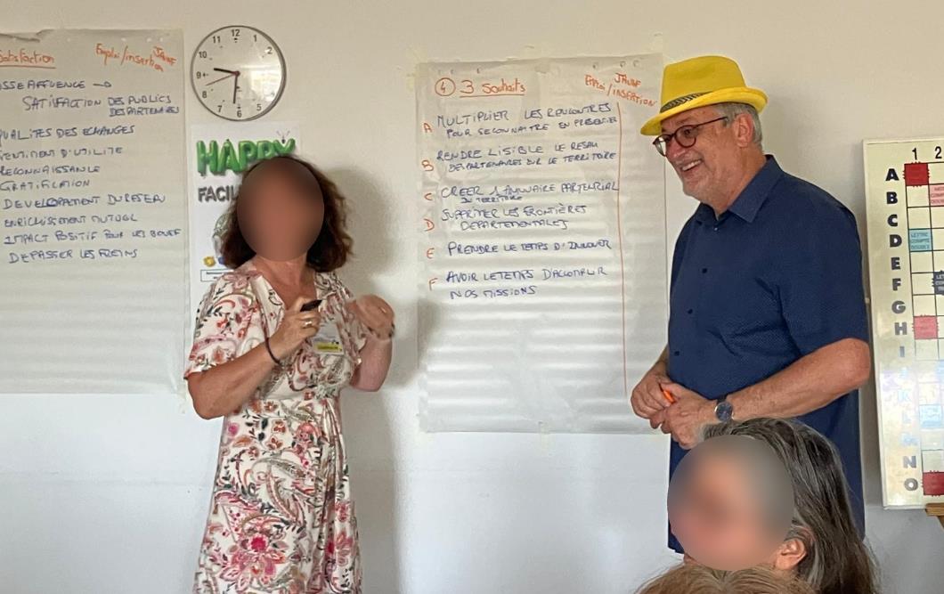 Richard animant un atelier avec des paperboards