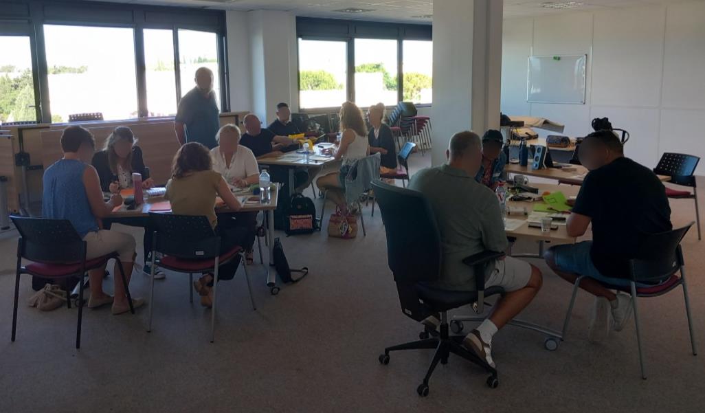 Participants en formation interactive en salle