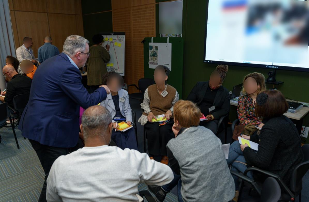 Richard animant un atelier collaboratif en cercle