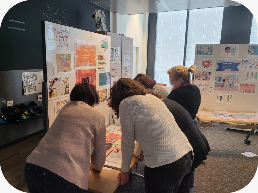 Escape Game - participants en train de résoudre les énigmes