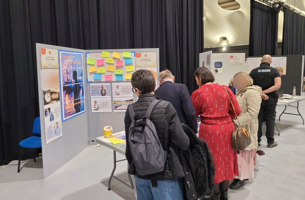 Échanges et posters collaboratifs sur un stand