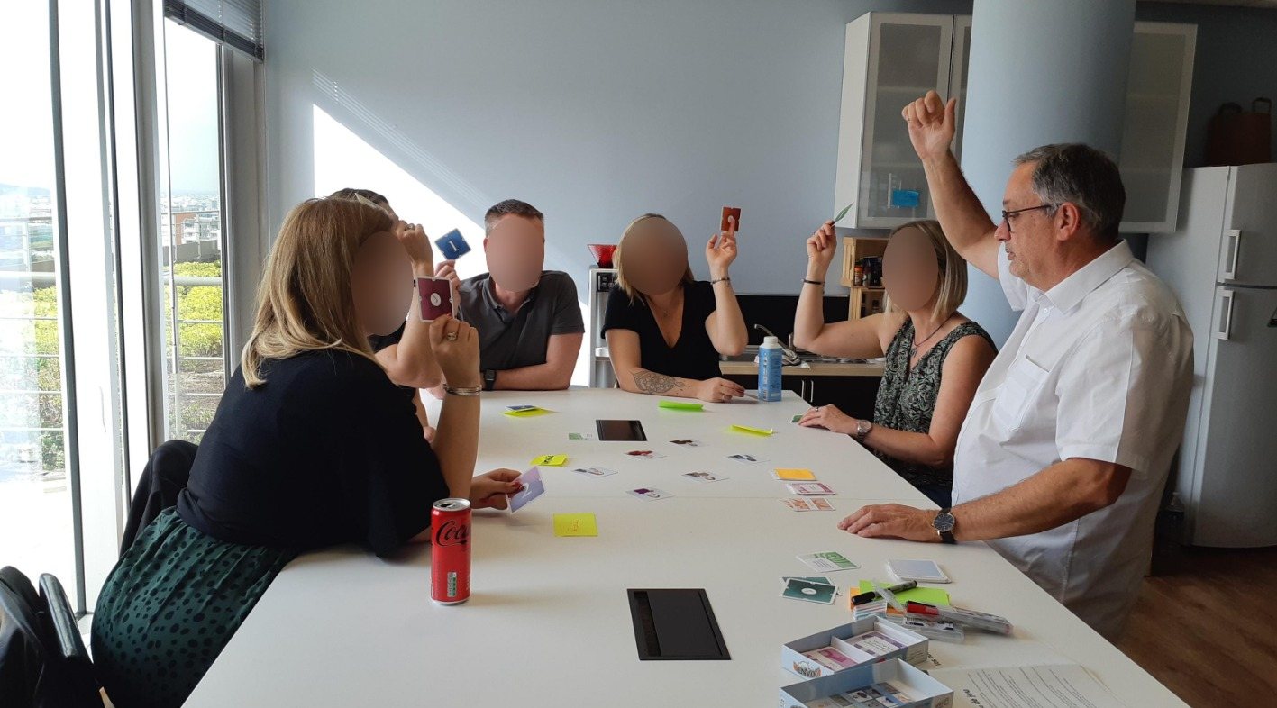 Richard et des participants autour d'une table de jeu