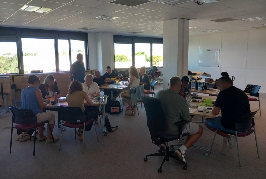 Formation des managers en salle avec échanges interactifs